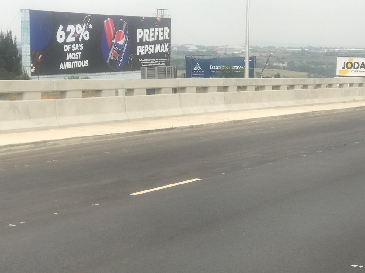 Precast barriers on the N1 at Rigel Avenue
